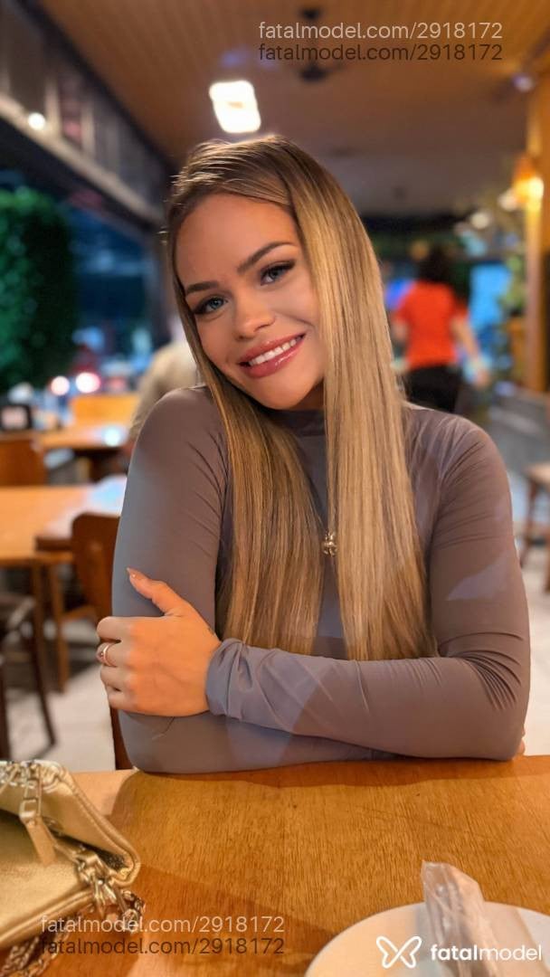 Acompanhante mulher loira (o) de olhos pretos - Laura