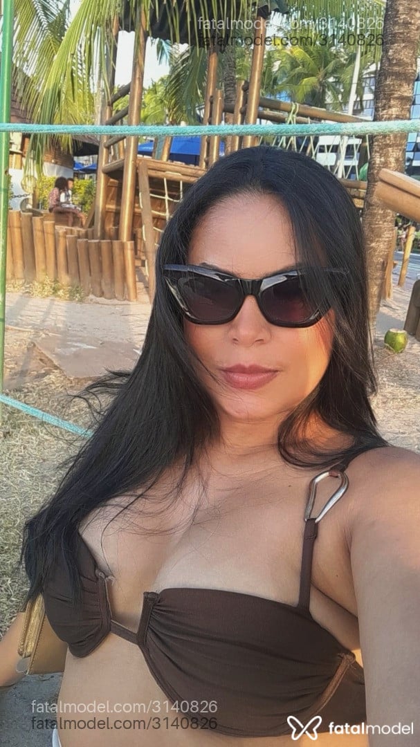 Acompanhante mulher morena (o) de olhos pretos - Melll Acompanhante mulher morena (o) de olhos pretos - Melll