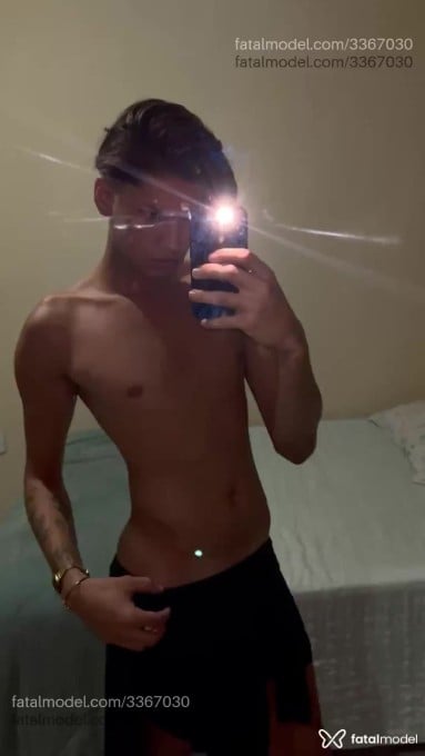 Acompanhante homem com cabelo castanho de olhos castanhos em Vila Velha - Tyler