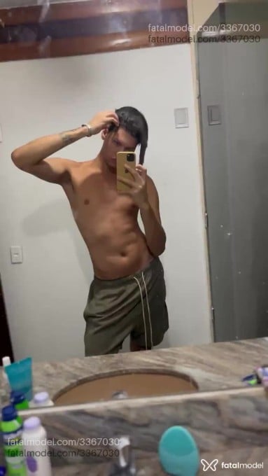 Acompanhante homem com cabelo castanho de olhos castanhos em Vila Velha - Tyler