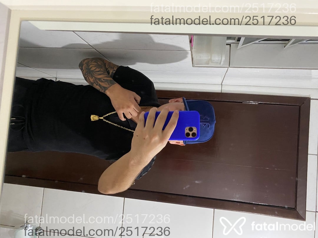 Acompanhante homem com cabelo castanho de olhos azuis em Curitiba - Ribeiro