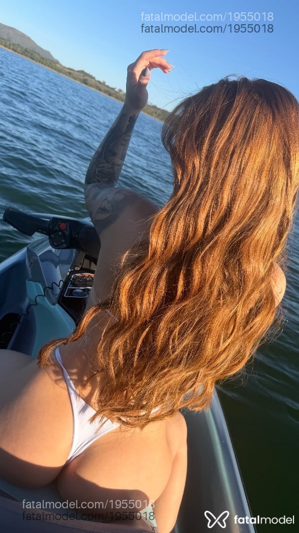 Acompanhante mulher com cabelo castanho de olhos mel - Emily Fernandes Acompanhante mulher com cabelo castanho de olhos mel - Emily Fernandes
