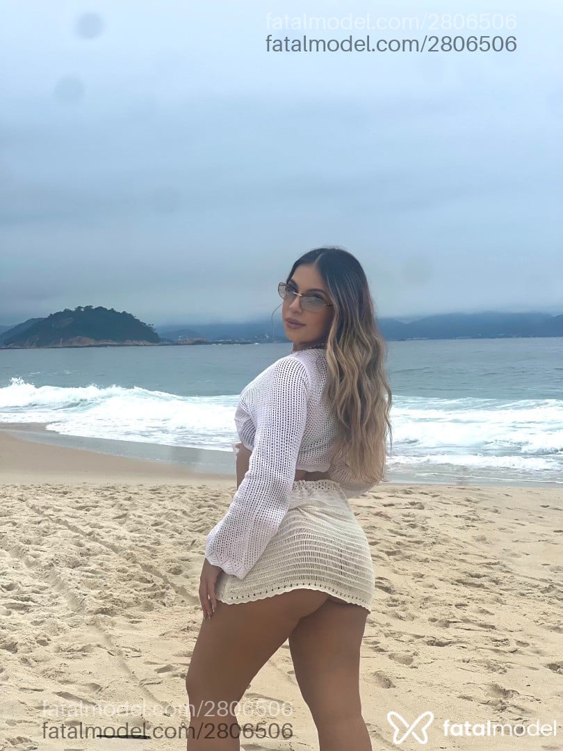 Acompanhante mulher loira (o) de olhos castanhos - Marina