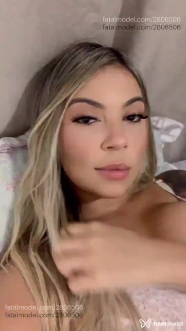 Acompanhante mulher loira (o) de olhos castanhos - Marina