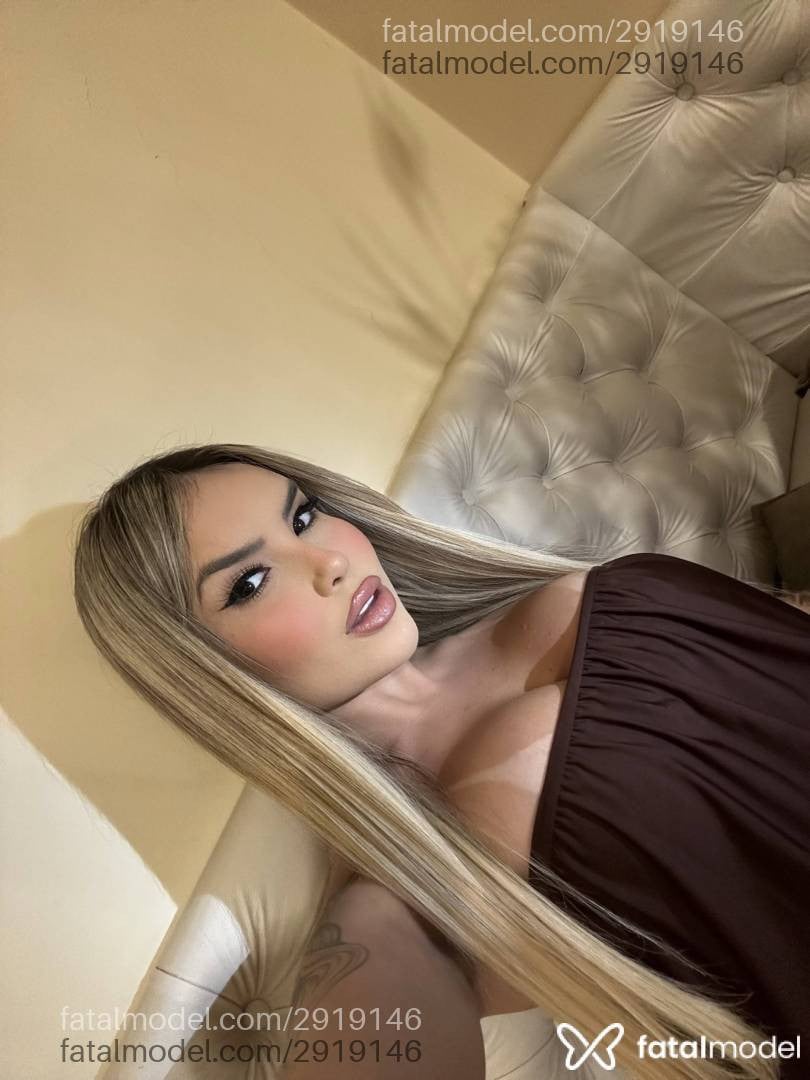 Acompanhante mulher loira (o) de olhos castanhos - Julia Campos