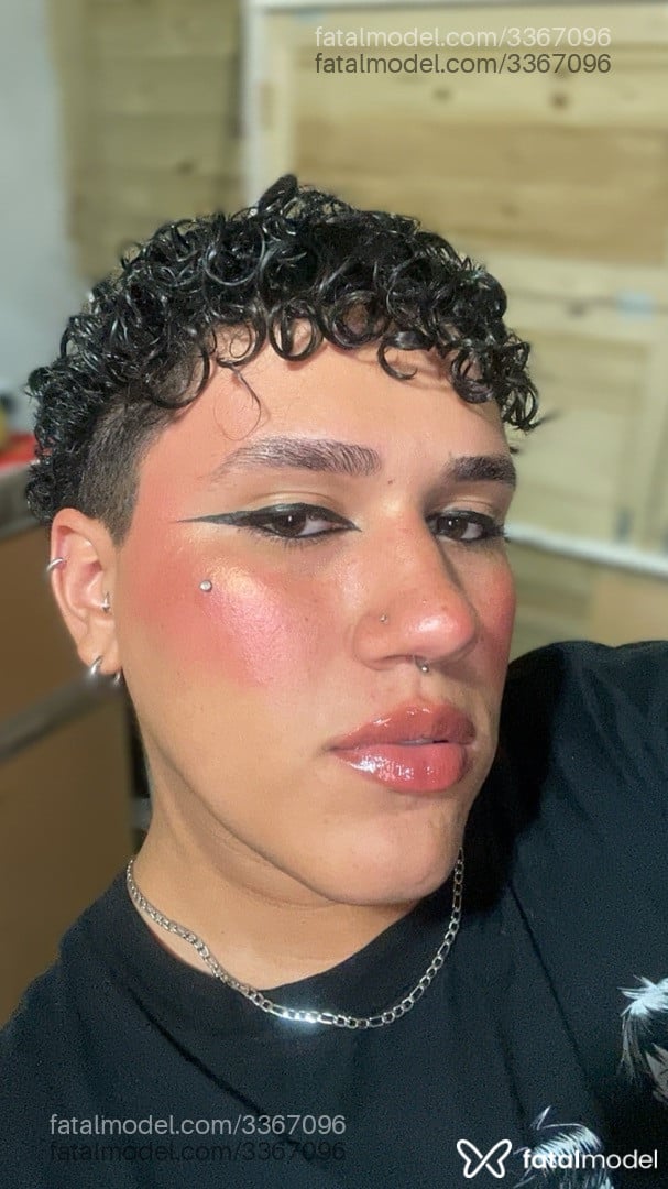 Acompanhante homem morena (o) de olhos castanhos em São José - Vinicius