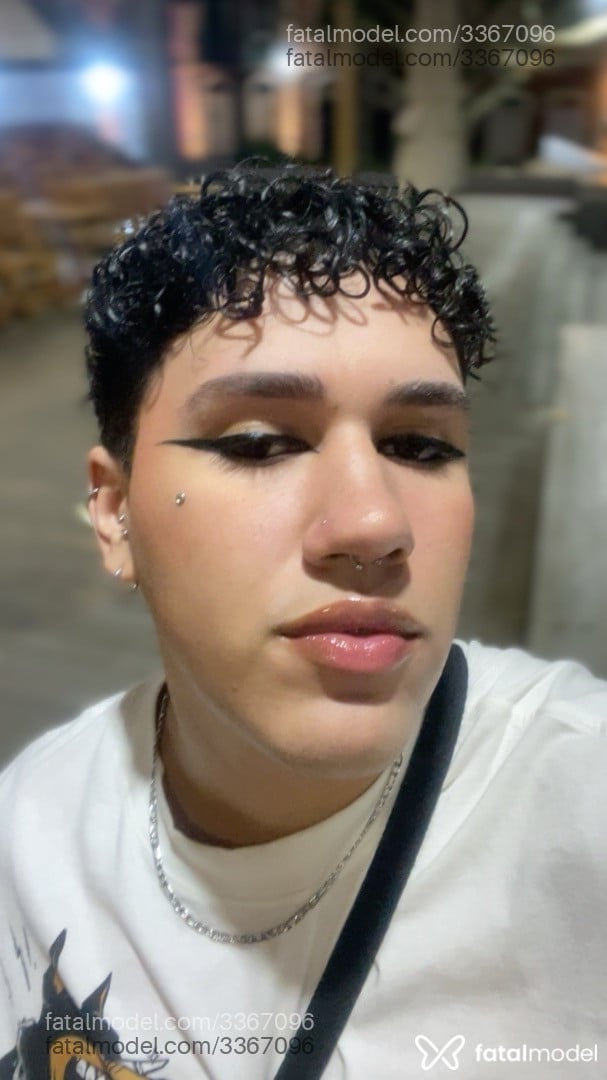 Acompanhante homem morena (o) de olhos castanhos em São José - Vinicius