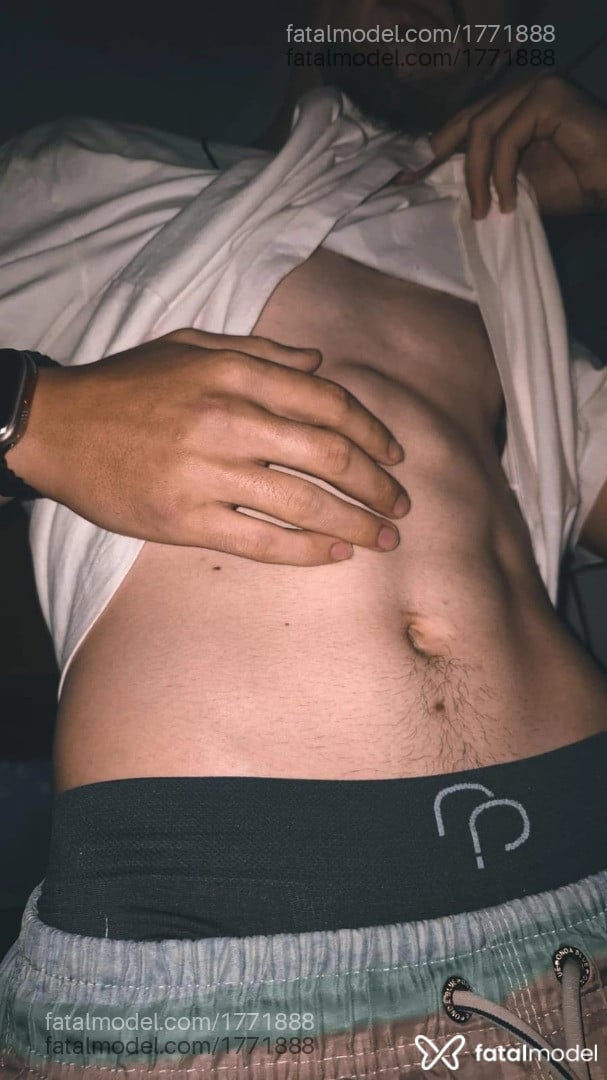 Acompanhante homem com cabelo castanho de olhos castanhos em Criciúma - Drake