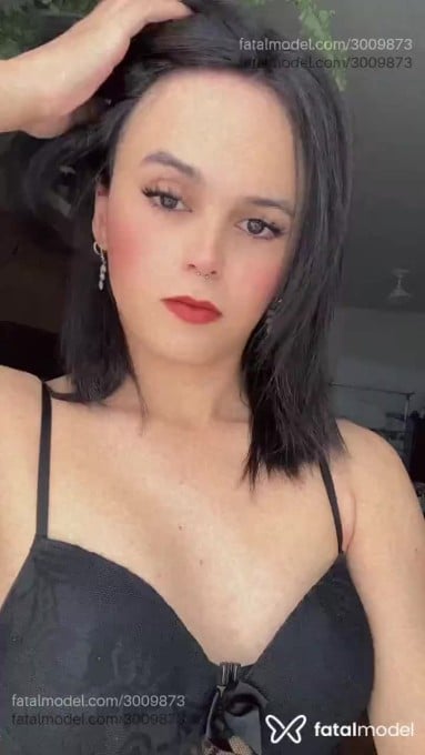 Acompanhante mulher trans com cabelo castanho de olhos castanhos - Maayh