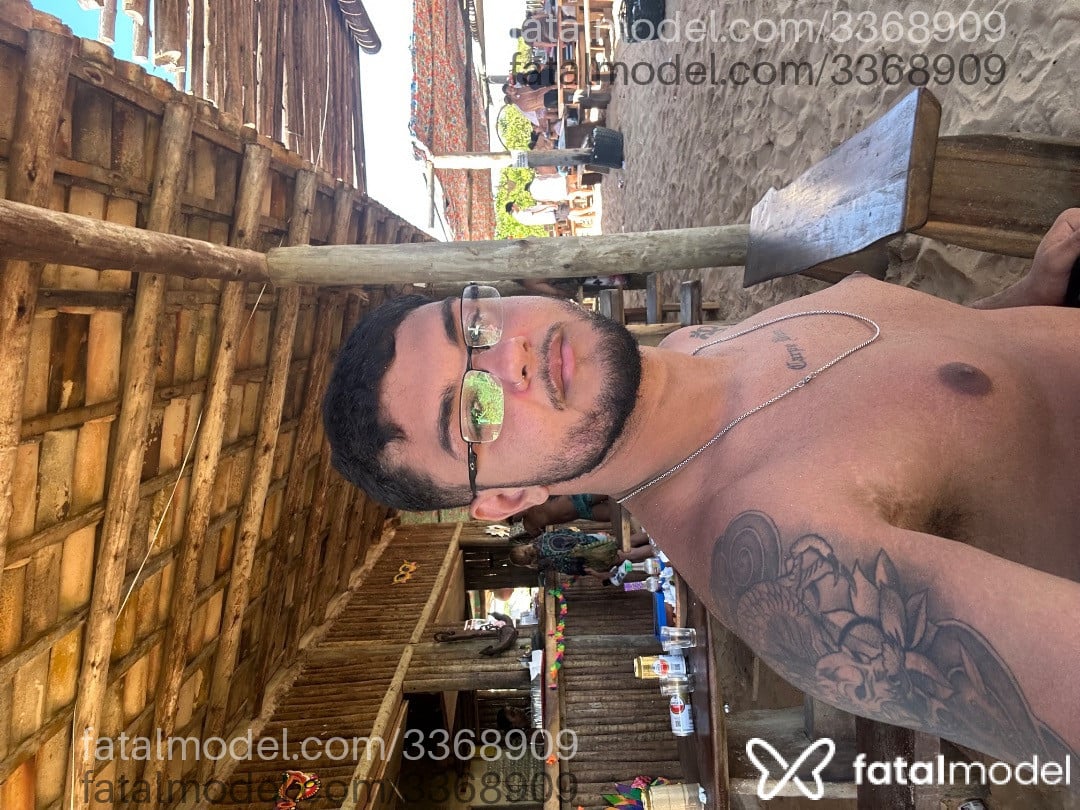Acompanhante homem com cabelo castanho de olhos castanhos em São Mateus - Vitin