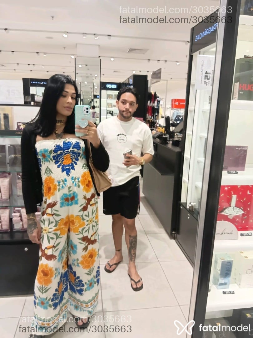 Acompanhante mulher trans morena (o) de olhos pretos em Virtual - Laura