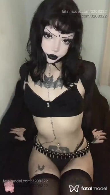 Acompanhante mulher trans morena (o) de olhos castanhos em São Paulo - Julia Gótica
