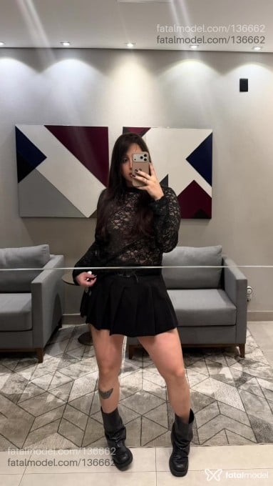 Acompanhante mulher trans com cabelo castanho de olhos castanhos em Marília - Ghiovana