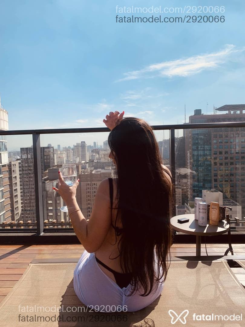 Acompanhante mulher com cabelo castanho de olhos castanhos - Zahra Acompanhante mulher com cabelo castanho de olhos castanhos - Zahra