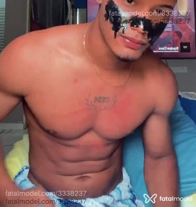 Acompanhante homem com cabelo castanho de olhos mel - Oliver Acompanhante homem com cabelo castanho de olhos mel - Oliver