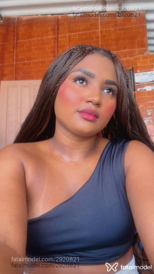 Acompanhante mulher morena (o) de olhos pretos - Morena