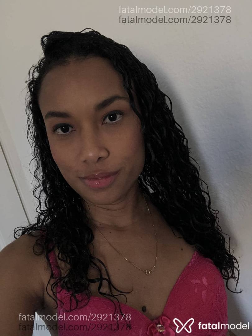 Acompanhante mulher morena (o) de olhos pretos - Luana