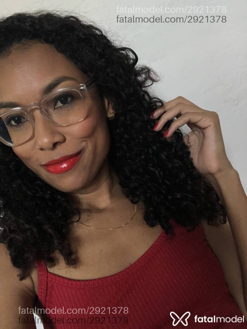 Acompanhante mulher morena (o) de olhos pretos - Luana