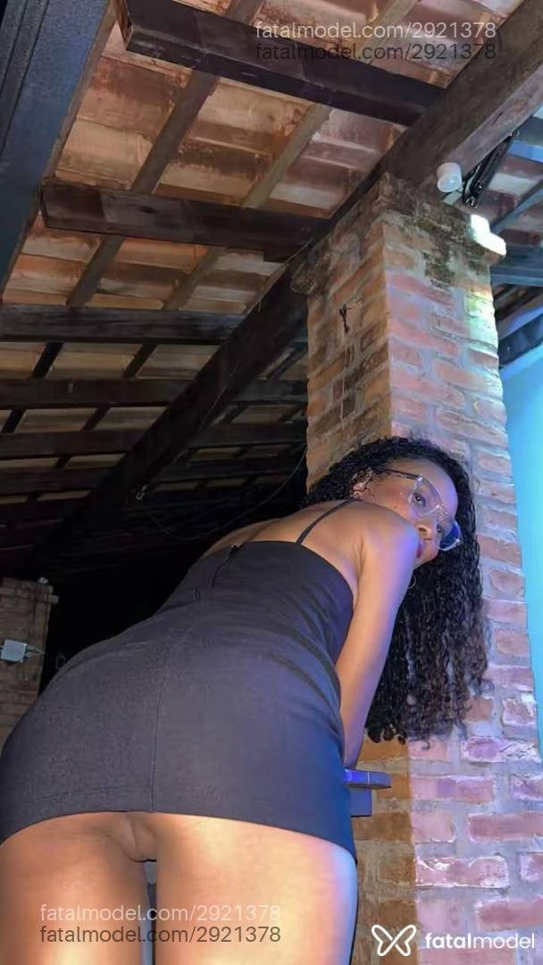 Acompanhante mulher morena (o) de olhos pretos - Luana