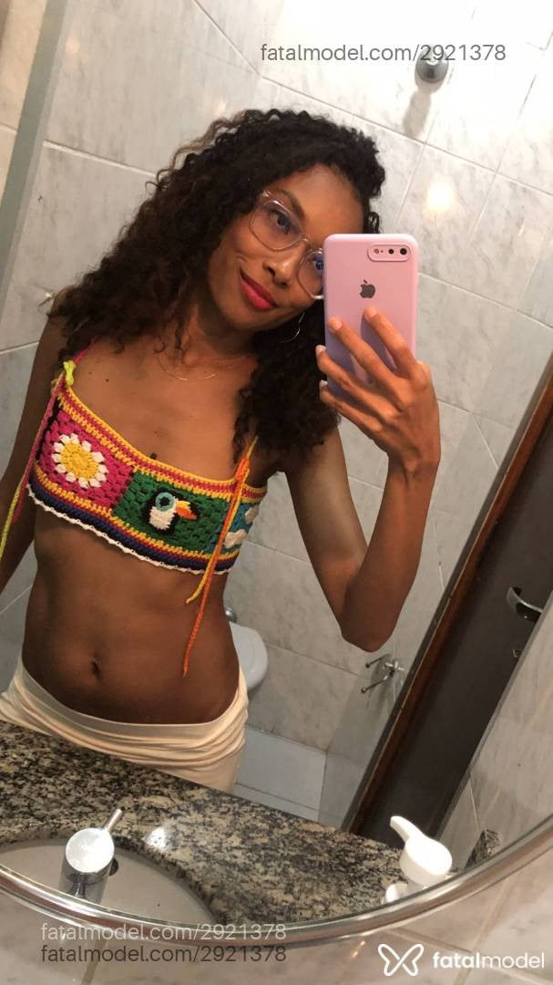 Acompanhante mulher morena (o) de olhos pretos - Luana