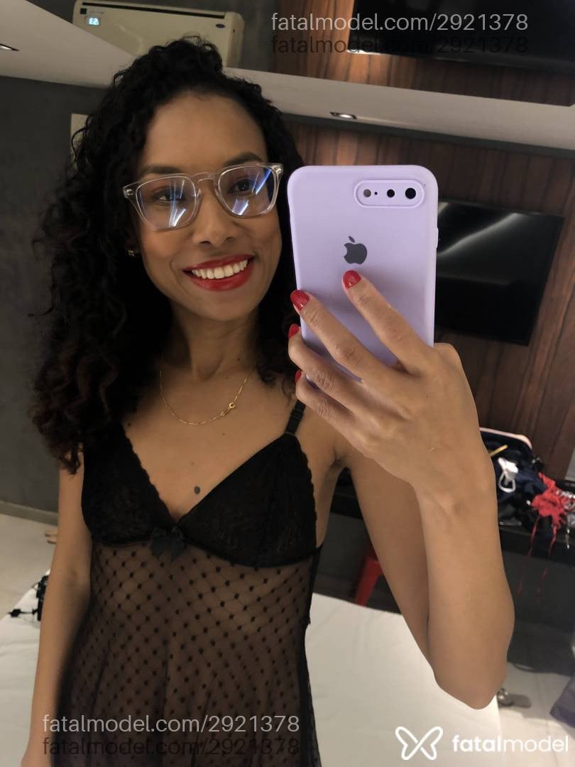 Acompanhante mulher morena (o) de olhos pretos - Luana