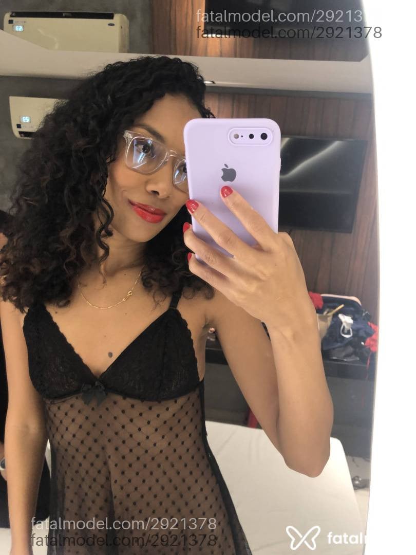 Acompanhante mulher morena (o) de olhos pretos - Luana