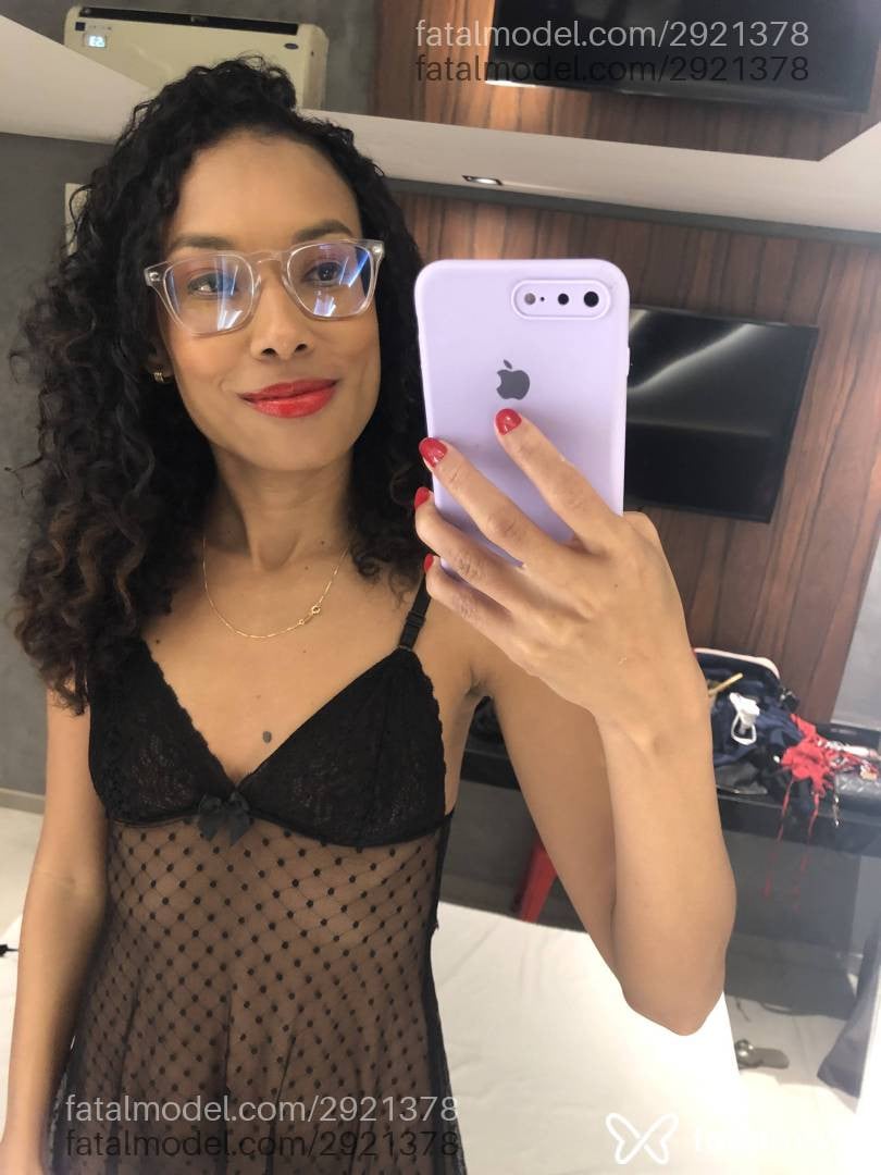 Acompanhante mulher morena (o) de olhos pretos - Luana