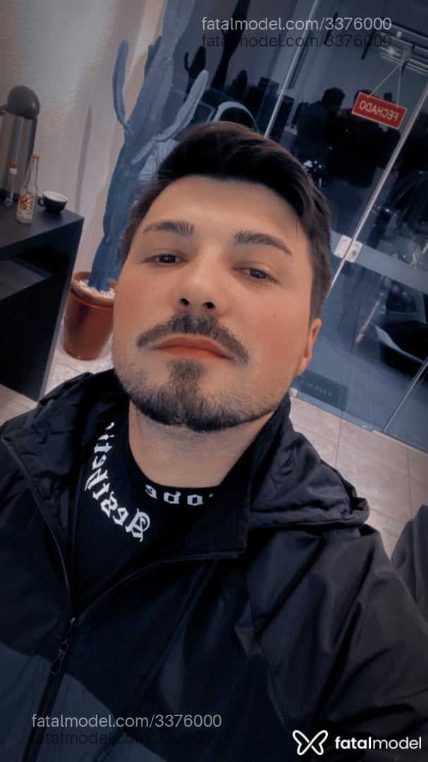Acompanhante homem com cabelo castanho de olhos castanhos em Itapema - Pedrosc