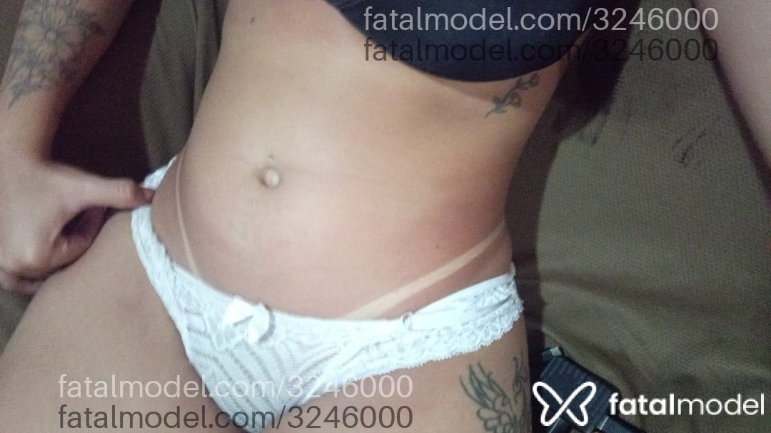 Acompanhante mulher morena (o) de olhos pretos - Branca Acompanhante mulher morena (o) de olhos pretos - Branca