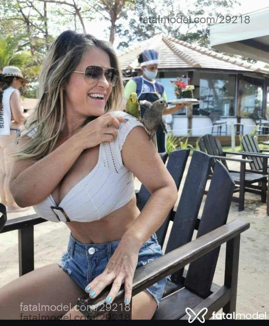 Acompanhante mulher loira (o) de olhos verdes em Uberlândia Acompanhante mulher loira (o) de olhos verdes em Uberlândia - Livia