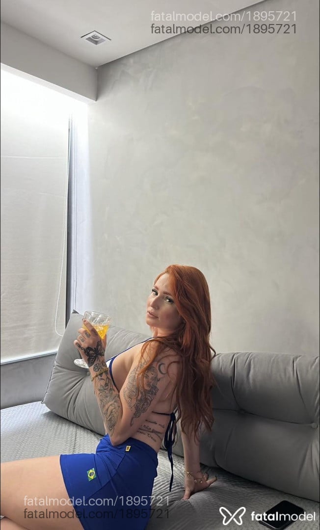 Acompanhante mulher ruiva (o) de olhos castanhos - Nick Zay