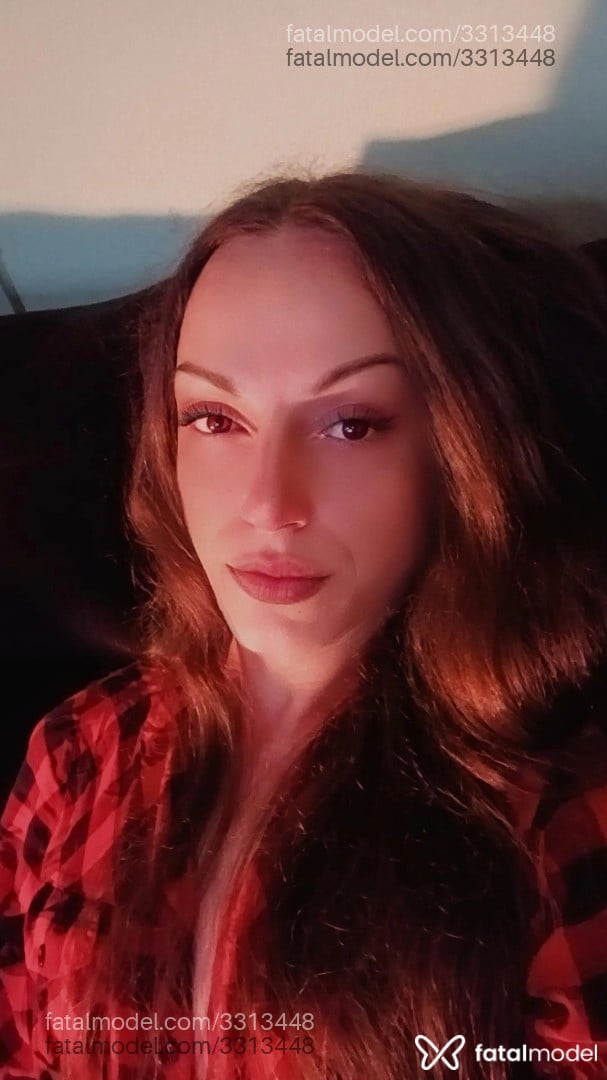 Acompanhante mulher trans com cabelo castanho de olhos mel em Rio Grande - Alinegauchinha