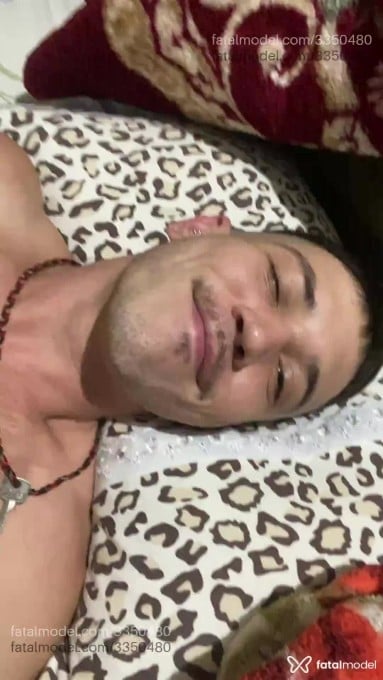 Acompanhante homem com cabelo castanho de olhos castanhos - Artur Acompanhante homem com cabelo castanho de olhos castanhos - Artur