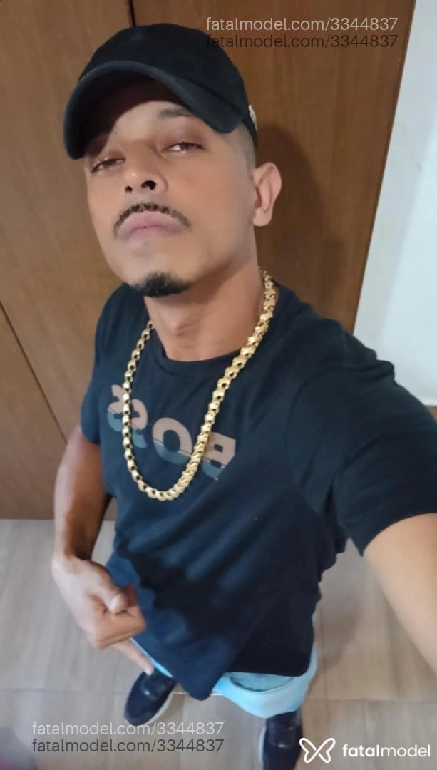 Acompanhante homem com cabelo castanho de olhos verdes em Cariacica - Johnn
