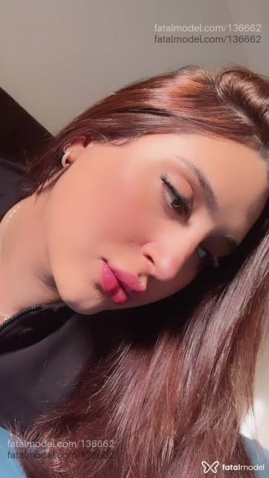 Acompanhante mulher trans com cabelo castanho de olhos castanhos em Marília - Ghiovana