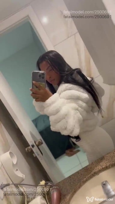Acompanhante mulher com cabelo colorido de olhos pretos em Guaratuba Acompanhante mulher com cabelo colorido de olhos pretos em Guaratuba - Naylla