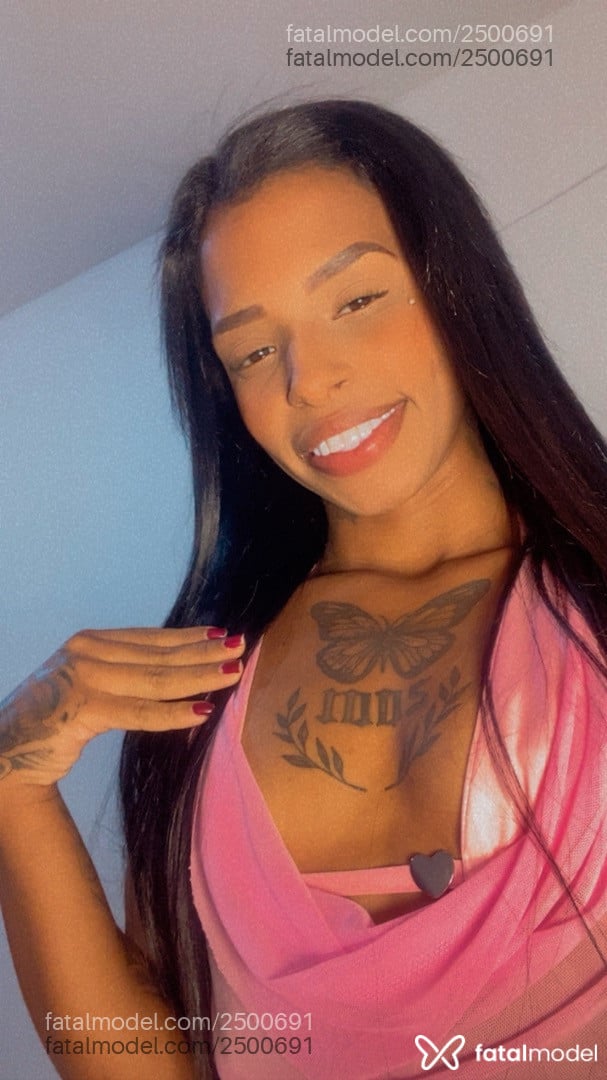 Acompanhante mulher com cabelo colorido de olhos pretos em Guaratuba Acompanhante mulher com cabelo colorido de olhos pretos em Guaratuba - Naylla