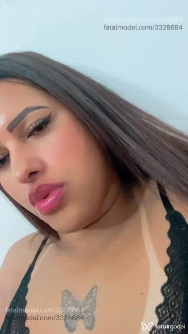 Acompanhante mulher trans morena (o) de olhos pretos - Larissa