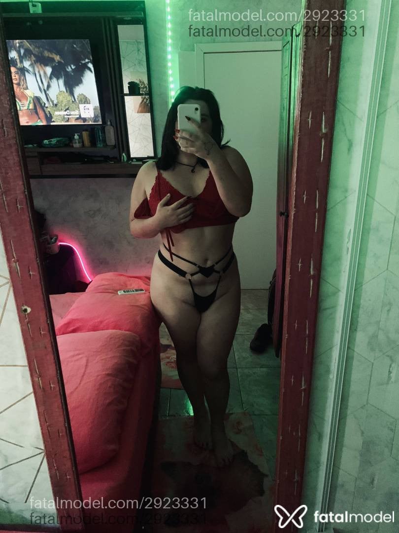 Acompanhante mulher trans morena (o) de olhos verdes - Muza