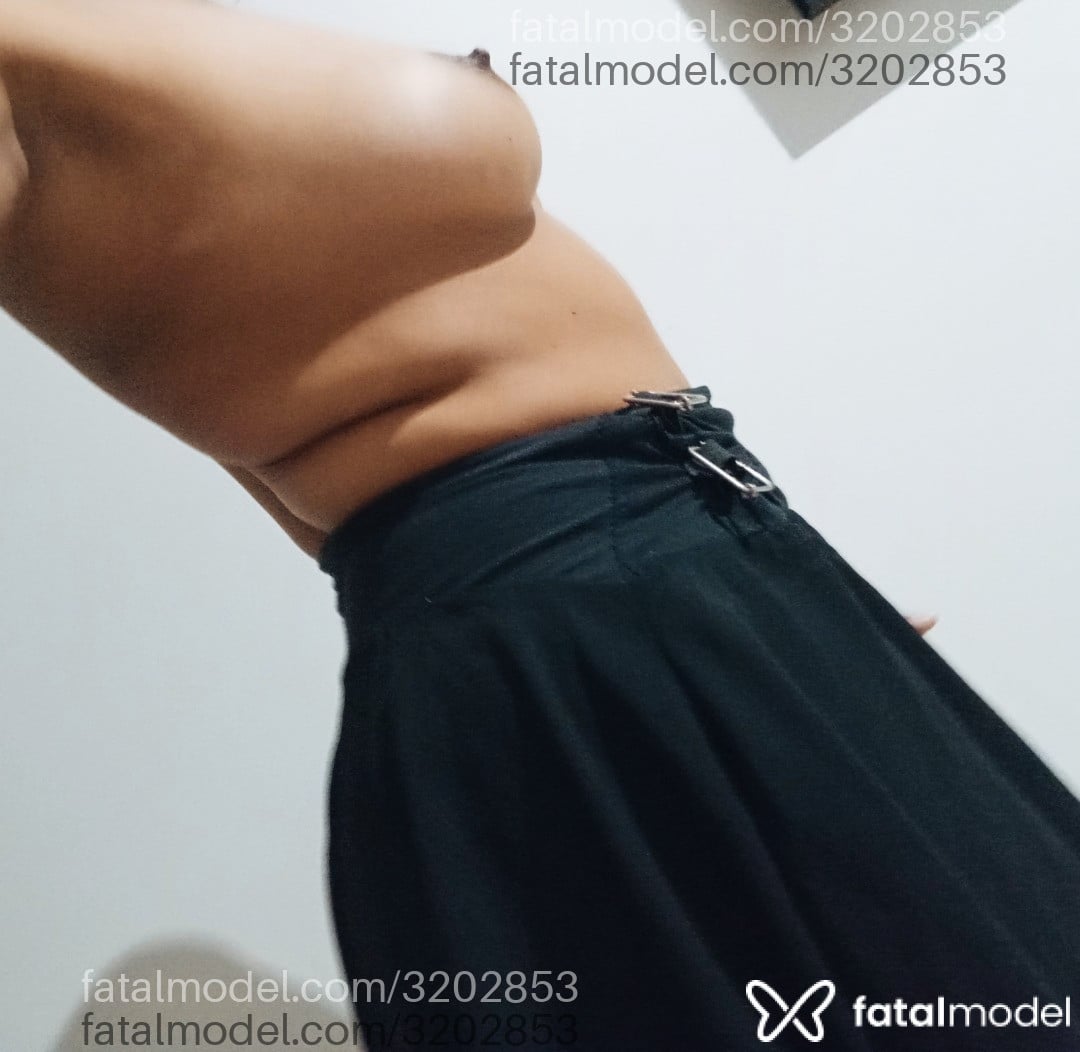 Acompanhante mulher morena (o) de olhos pretos - Yasmin Poranga