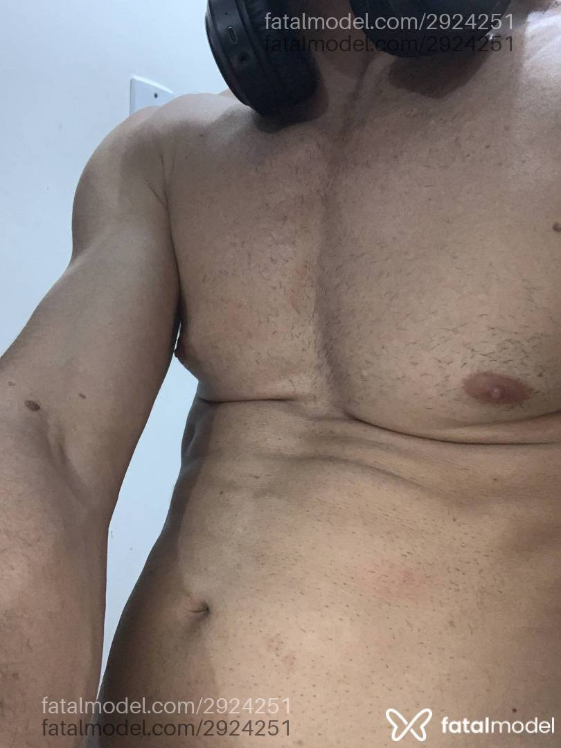 Acompanhante homem com cabelo castanho de olhos castanhos em Virtual Acompanhante homem com cabelo castanho de olhos castanhos em Virtual - Ricardo
