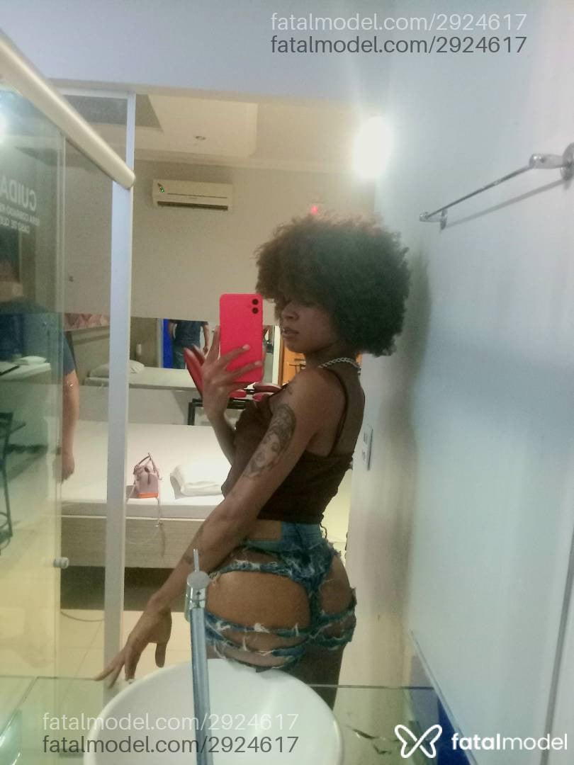 Acompanhante mulher trans com cabelo castanho de olhos pretos - Wenndy Souza