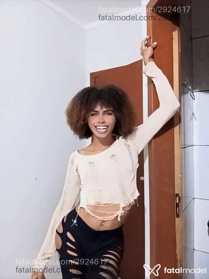 Acompanhante mulher trans com cabelo castanho de olhos pretos - Wenndy Souza