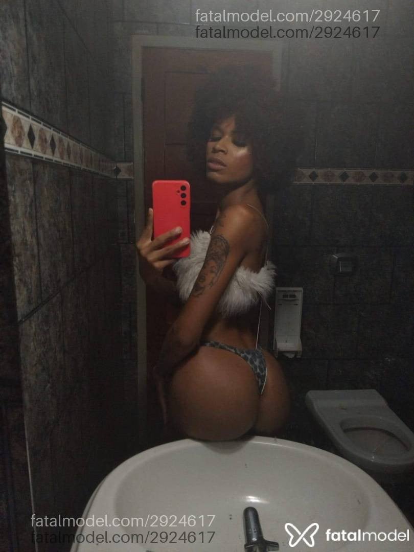 Acompanhante mulher trans com cabelo castanho de olhos pretos - Wenndy Souza