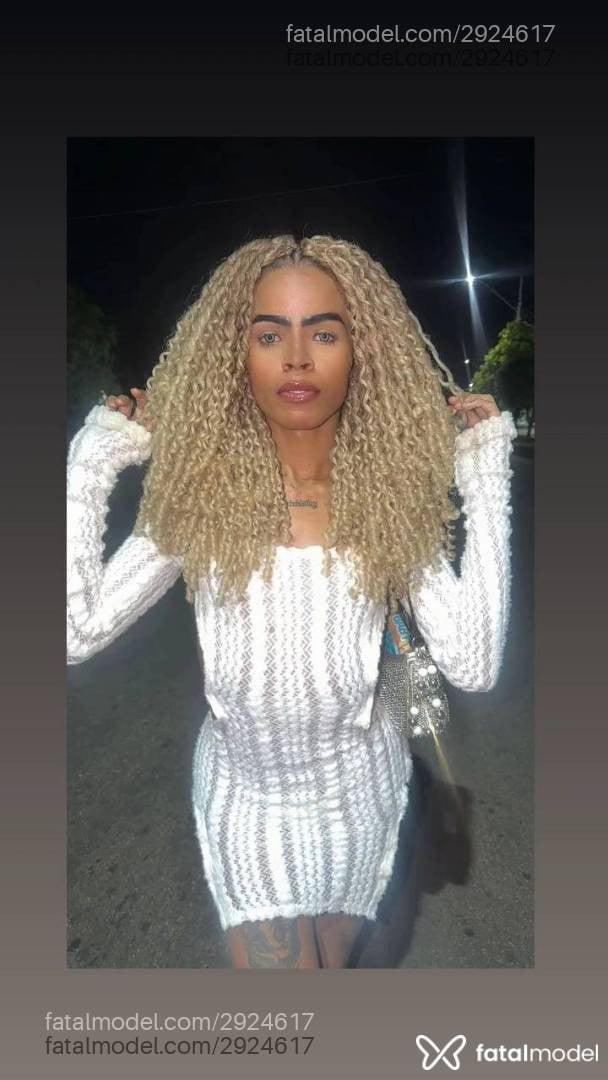 Acompanhante mulher trans com cabelo castanho de olhos pretos - Wenndy Souza