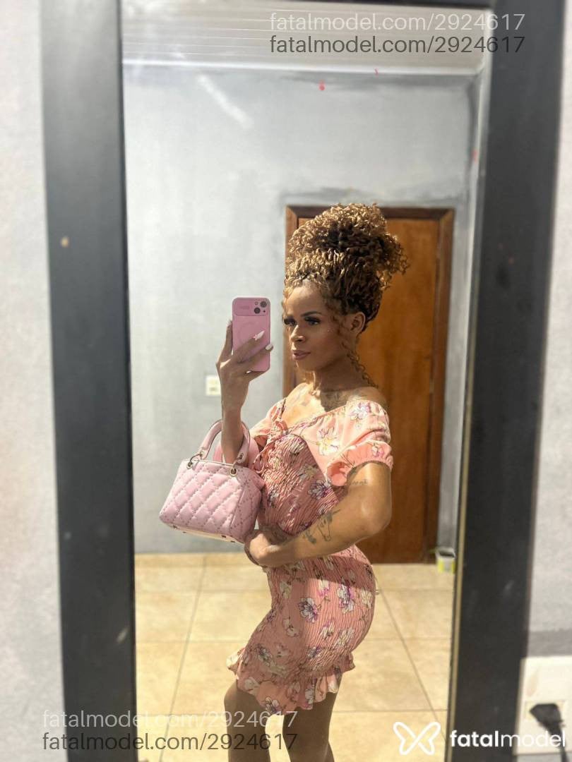 Acompanhante mulher trans com cabelo castanho de olhos pretos - Wenndy Souza
