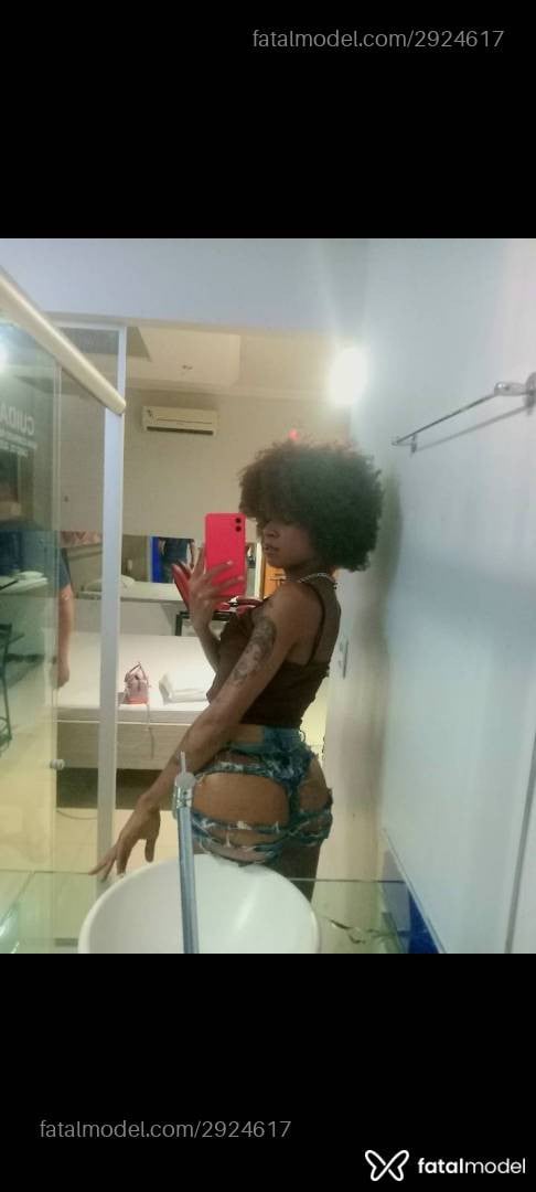 Acompanhante mulher trans com cabelo castanho de olhos pretos - Wenndy Souza