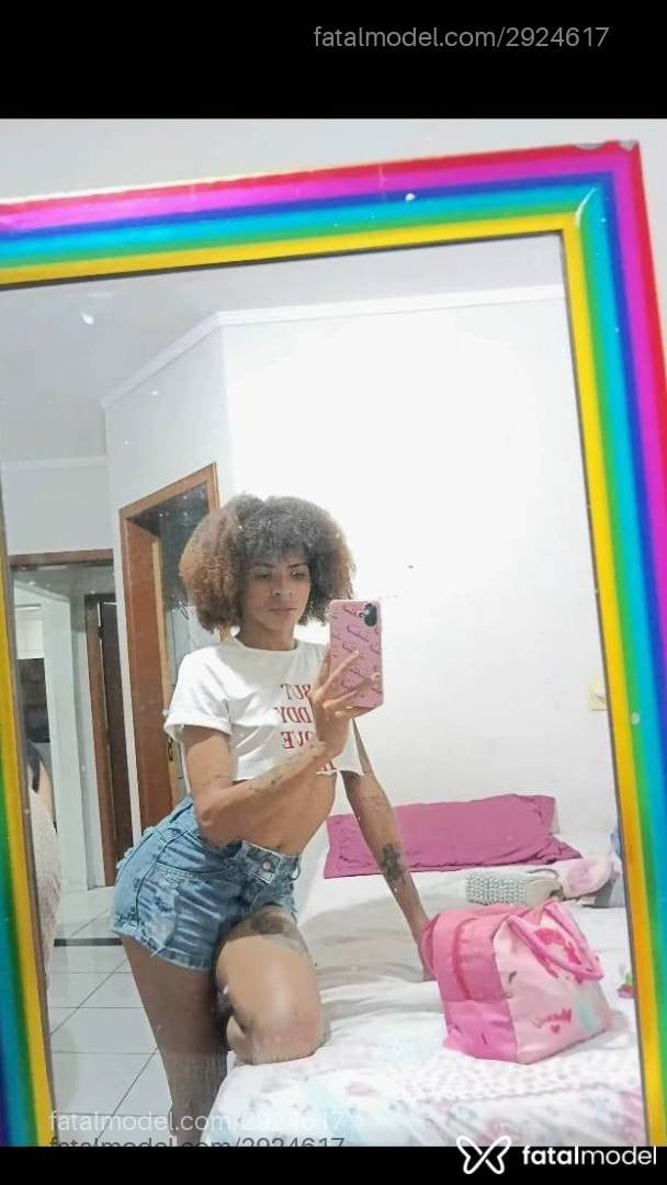 Acompanhante mulher trans com cabelo castanho de olhos pretos - Wenndy Souza