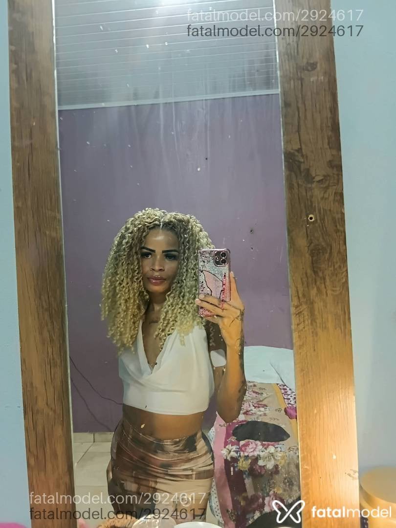 Acompanhante mulher trans com cabelo castanho de olhos pretos - Wenndy Souza