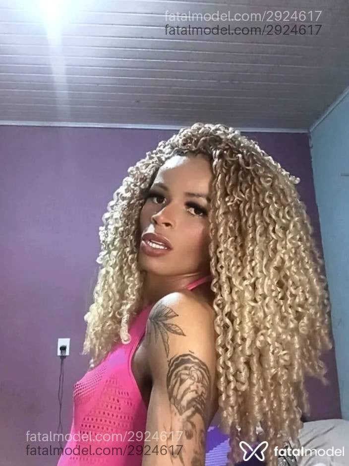 Acompanhante mulher trans com cabelo castanho de olhos pretos - Wenndy Souza